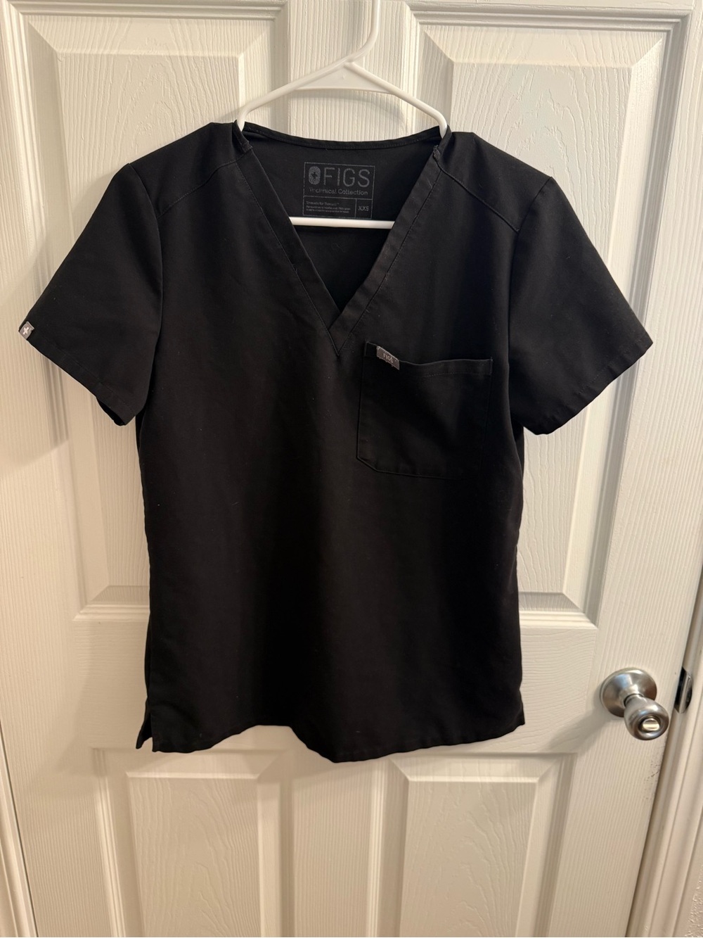 Figs Catarina Black Scrub Top
